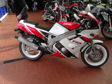 Yamaha FZR600