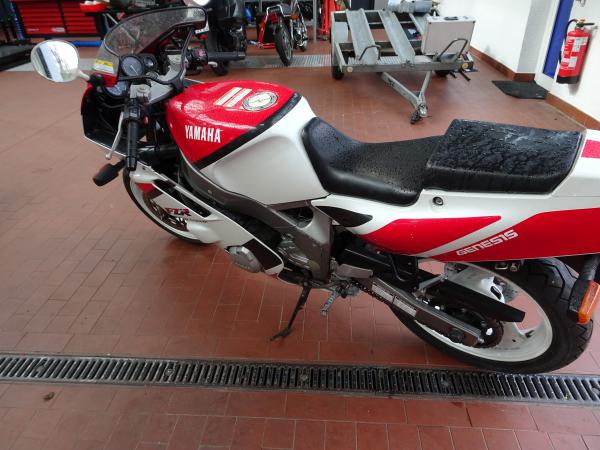 Yamaha FZR600